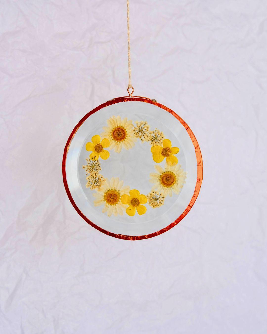 Circle Flower Suncatcher - Med Wreath - Daisy, Buttercup Mix